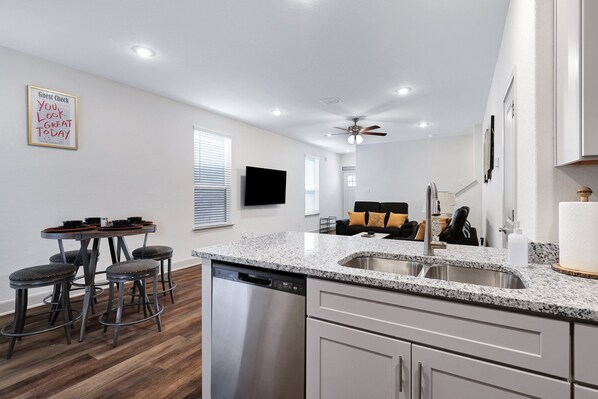 Interior - Retro - A Birdy Vacation Rental (San Antonio)