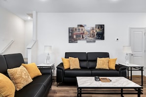 Smart TV - Retro - A Birdy Vacation Rental (San Antonio)