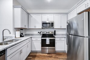 Fridge, microwave, oven, stovetop - Retro - A Birdy Vacation Rental (San Antonio)