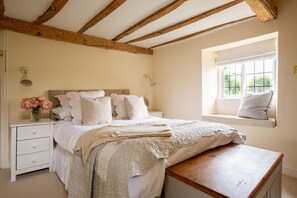 3 habitaciones, tabla de planchar con plancha, wifi y ropa de cama 