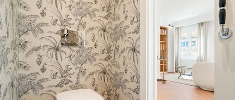 Een douche, een haardroger, handdoeken