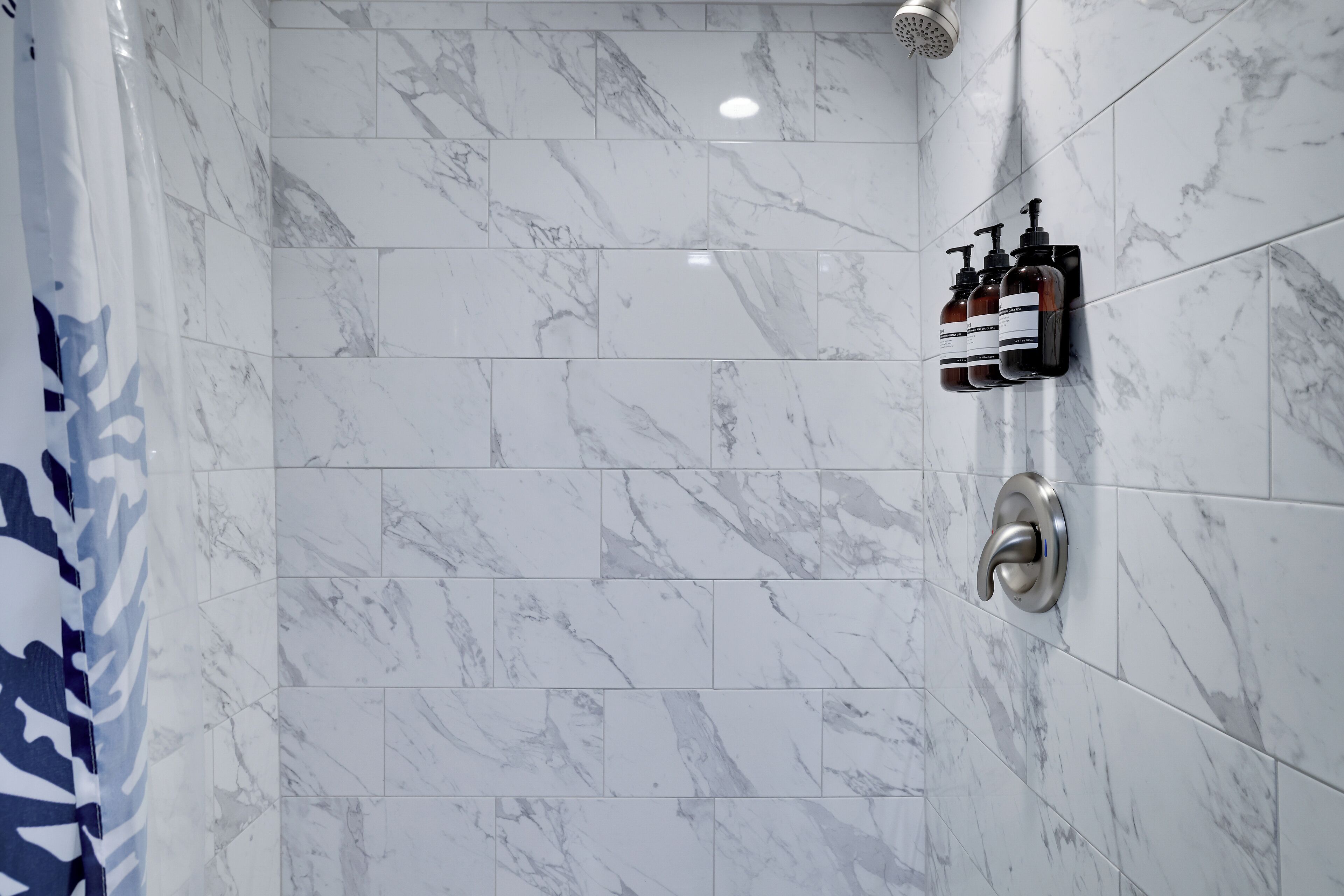 Ducha, secador de pelo, toallas, jabón