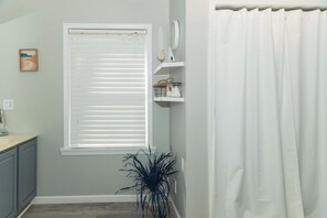 Interior - Peaceful 3BR Riverfront - Hot Tub, River Access, Views, Pet Friendly w/ Fee (Northumberland)