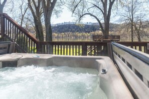 Outdoor spa tub - Peaceful 3BR Riverfront - Hot Tub, River Access, Views, Pet Friendly w/ Fee (Northumberland)