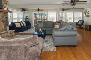 Smart TV, fireplace - Peaceful 3BR Riverfront - Hot Tub, River Access, Views, Pet Friendly w/ Fee (Northumberland)