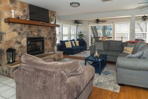 Smart TV, fireplace - Peaceful 3BR Riverfront - Hot Tub, River Access, Views, Pet Friendly w/ Fee (Northumberland)