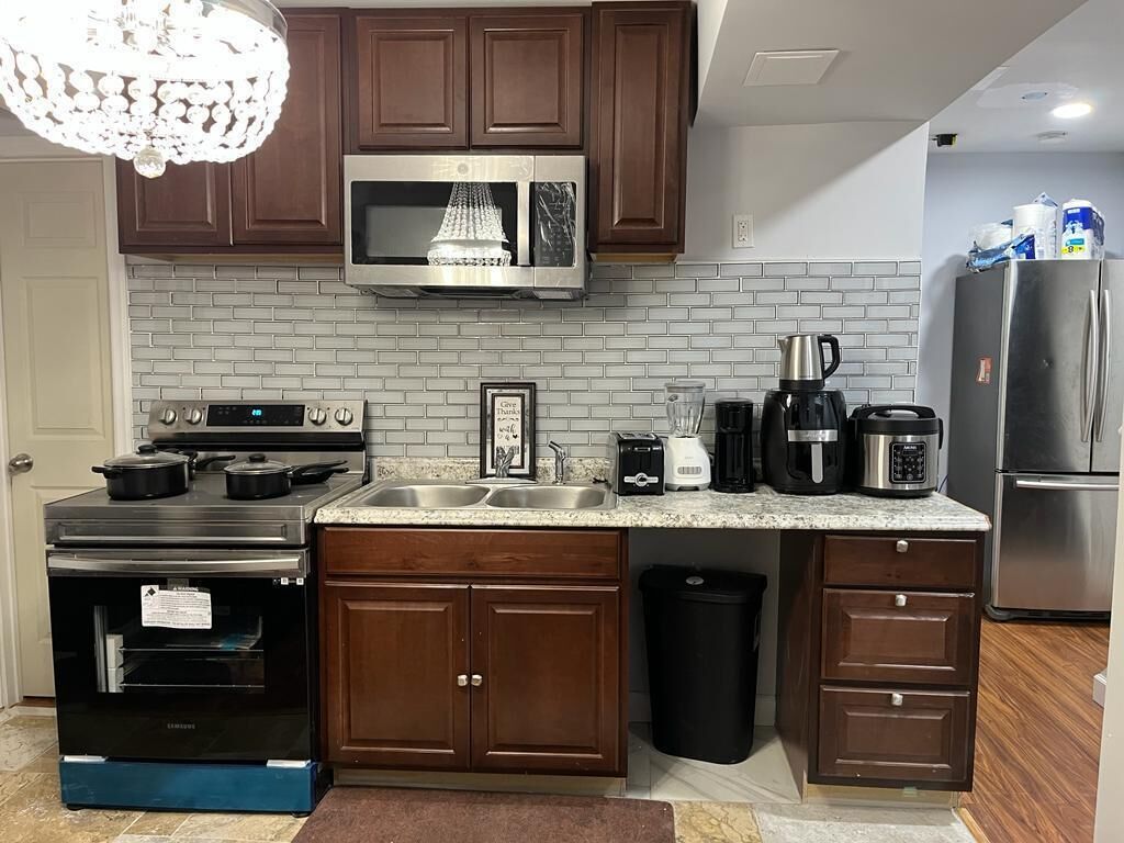 UNION BK RM 101, Newark Hotel Reviews, Rooms & Prices