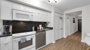 Een koelkast, een magnetron, een oven, een kookplaat