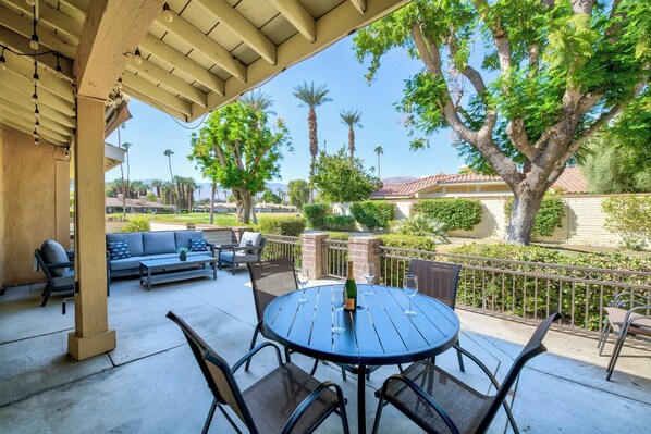 Outdoor dining - ★ Charming 2-bedroom / 2-bath - Monterey Country Club - Pool Hot-tub Patio BBQ ★ (Palm Desert)