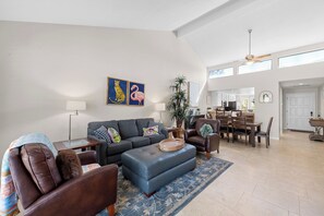 Living area - ★ Charming 2-bedroom / 2-bath - Monterey Country Club - Pool Hot-tub Patio BBQ ★ (Palm Desert)