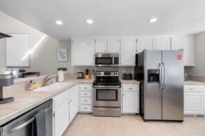 Private kitchen - ★ Charming 2-bedroom / 2-bath - Monterey Country Club - Pool Hot-tub Patio BBQ ★ (Palm Desert)