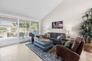 Living area - ★ Charming 2-bedroom / 2-bath - Monterey Country Club - Pool Hot-tub Patio BBQ ★ (Palm Desert)