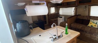 Lakeside 2-bedroom RV in charming Hartsville with AC, WiFi