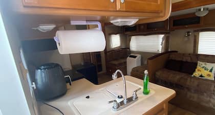 Lakeside 2-bedroom RV in charming Hartsville with AC, WiFi