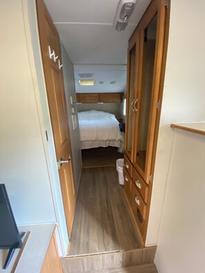 2 bedrooms, WiFi, bed sheets - Lakeside 2-bedroom RV in charming Hartsville with AC, WiFi (Hartsville)