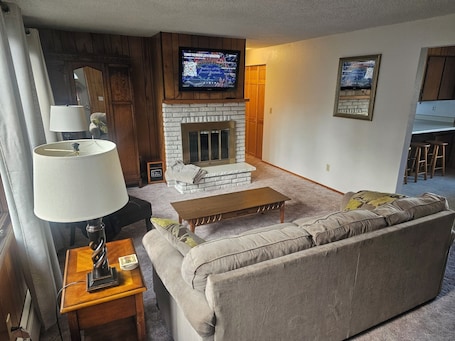 Smart TV. Enchanting 2-bedroom apartment with WiFi in Wrangell