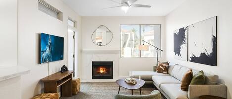 Una Smart TV, una chimenea, libros
