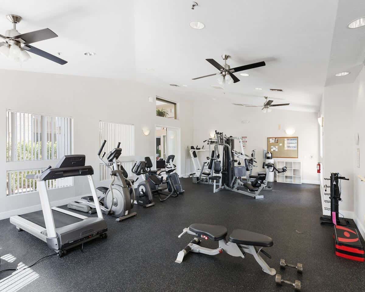Ett gym med löpband, crosstrainers och styrketräningsutrustning.