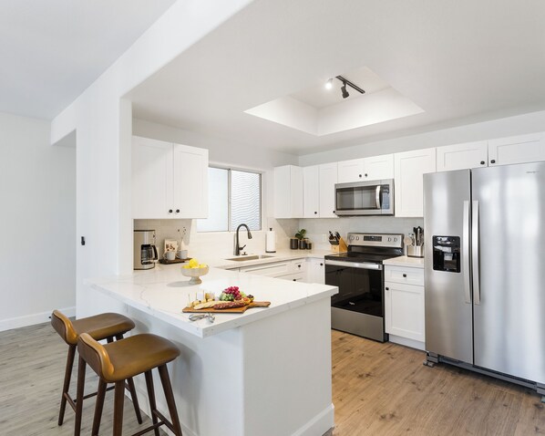 Kjøleskap, mikrobølgeovn, ovn og kokeplater