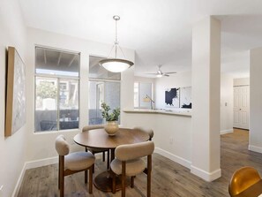 Dining - Solace - Community Pool & Gym -Walk to Restaurants (Scottsdale)