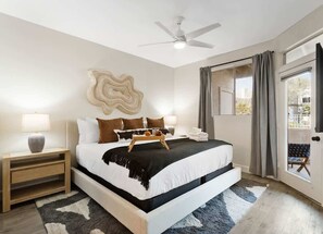 3 bedrooms, iron/ironing board, travel cot, free WiFi - Solace - Community Pool & Gym -Walk to Restaurants (Scottsdale)