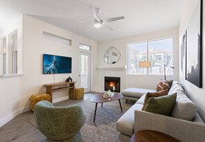 Smart TV, caminetto, libri