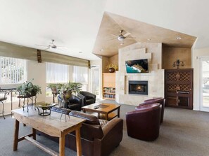 Smart TV, fireplace