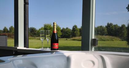 Luxury Lodge w/ Hot Tub on 400-Acre Estate