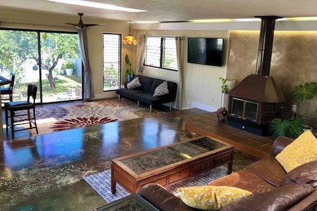 Interior. Charming bed & breakfast on the slopes of Haleakala with AC, WiFi.