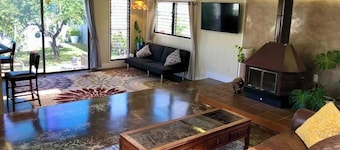 Charming bed & breakfast on the slopes of Haleakala with AC, WiFi.