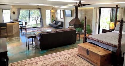 Charming bed & breakfast on the slopes of Haleakala with AC, WiFi.