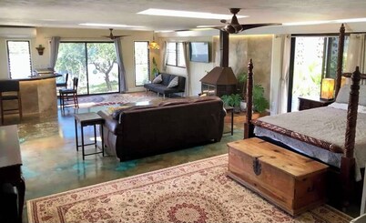 Charming bed & breakfast on the slopes of Haleakala with AC, WiFi. 
