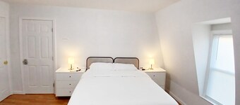 Clean room w/ Queen bed/exclusive bathroom. Free Wifi free parking self check in