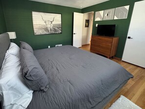 2 bedrooms, desk, iron/ironing board, travel cot - Crown Hill Retreat - Hot Tub/Yard/Parking (Lakewood)