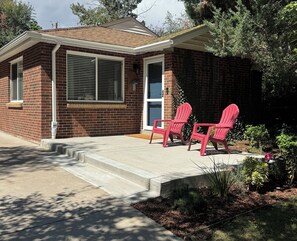 Exterior - Crown Hill Retreat - Hot Tub/Yard/Parking (Lakewood)