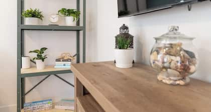 Secluded family-friendly apartment in Kitty Hawk < 2miles to beach and shopping