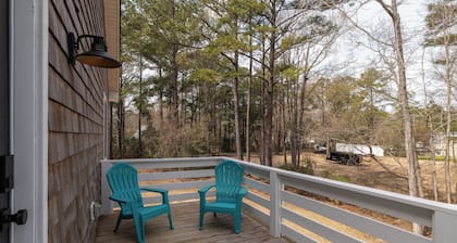 Secluded family-friendly apartment in Kitty Hawk < 2miles to beach and shopping