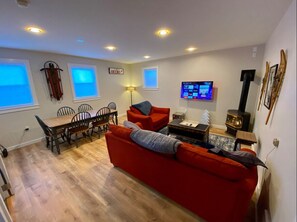 TV connectée, cheminée, livres, écrans d'ordinateur