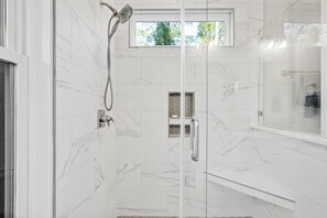 Douche, serviettes fournies, savon, papier toilette