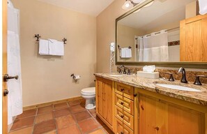 Secador de pelo, toallas, jabón, shampoo