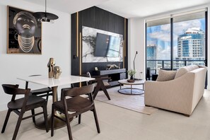 Smart TV, table football - Stylish 1BD Penthouse with Water Views, Gym & Fast WiFi in Downtown Miami. (Miami)