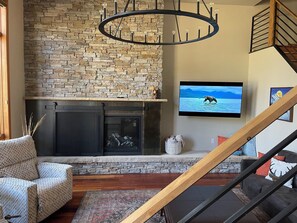 Smart TV, fireplace - Updated Townhome with 3 Primary Suites, directly on RecPath and Dillon Reservoir (Frisco)