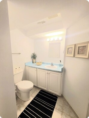 Douche, sèche-cheveux, serviettes fournies, savon