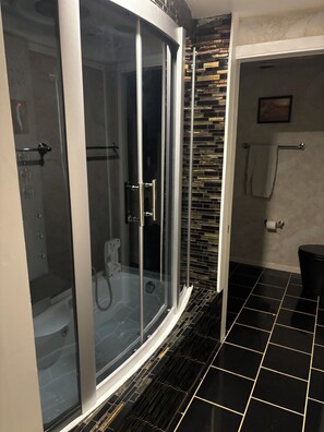Dusche, Whirlpool, Handtücher, Seife