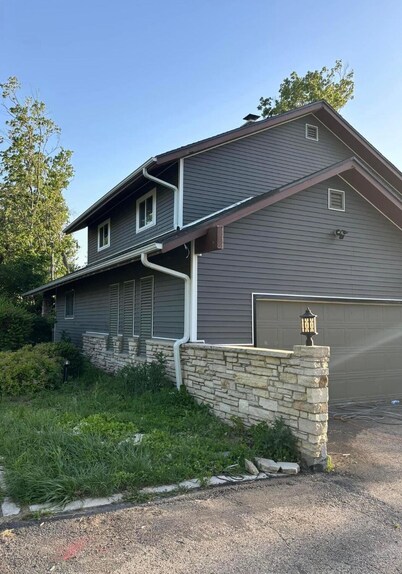 4800 sq ft 5-bedroom house, Huge Deck. 85-in TVs 7 mins to downtown and Marion