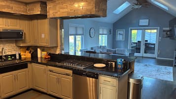 Micro-ondas, cooktop, lava-louças