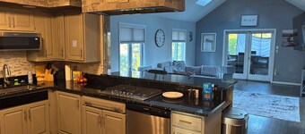 4800 sq ft 5-bedroom house, Huge Deck. 85-in TVs 7 mins to downtown and Marion