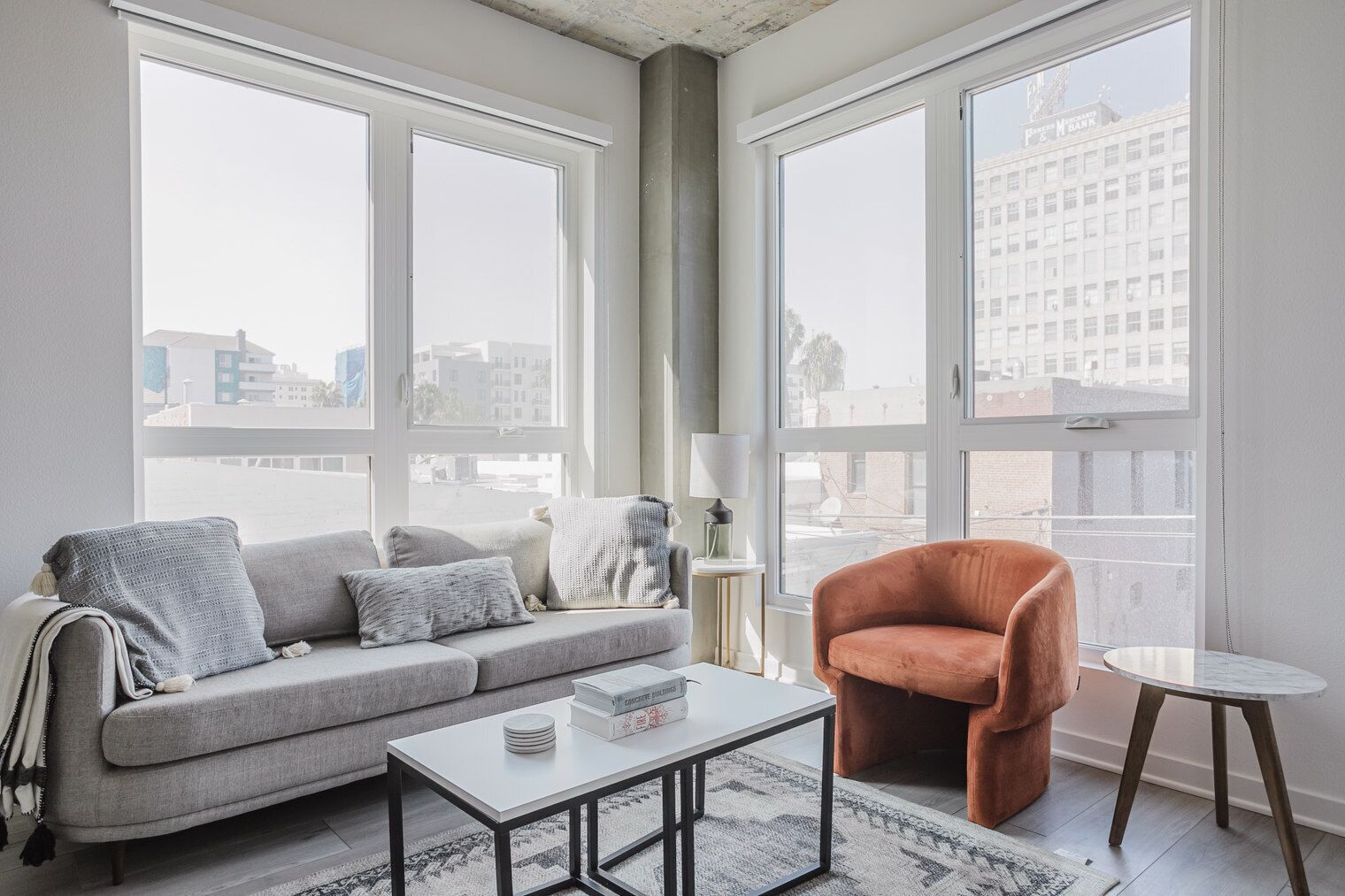 Una televisión, un reproductor estéreo