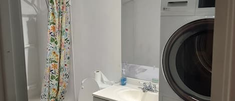 Towels, shampoo, toilet paper