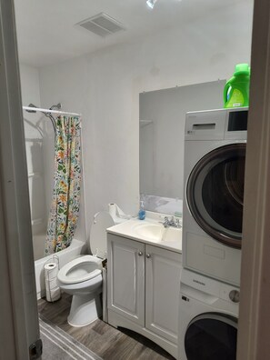 Håndklær, sjampo og toalettpapir